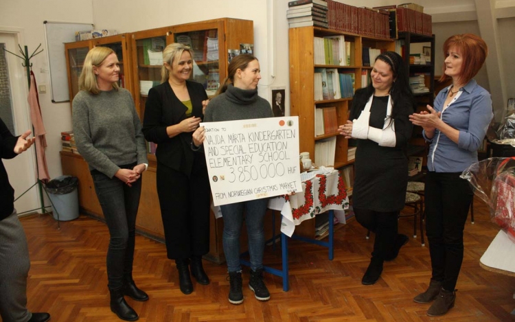 Közel 4 millió forintnyi adományt adtak át a Vajda Márta iskolának