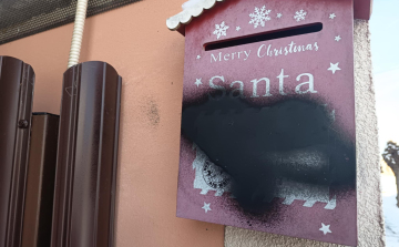 Fekete festék spay-vel lefújták a kapuját és a postaládáját