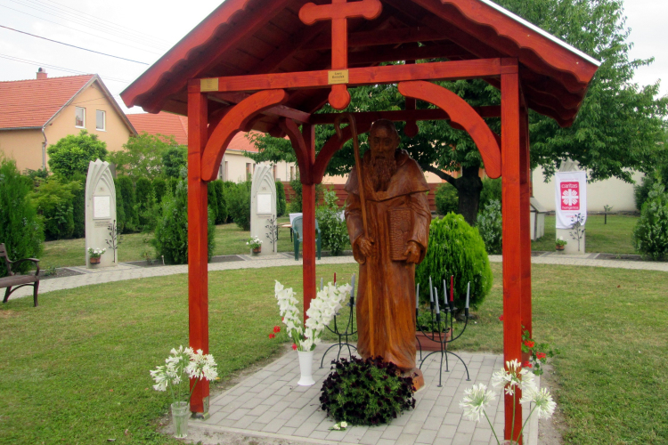 Európa  fő védőszentjének szoborszentelése Pápán