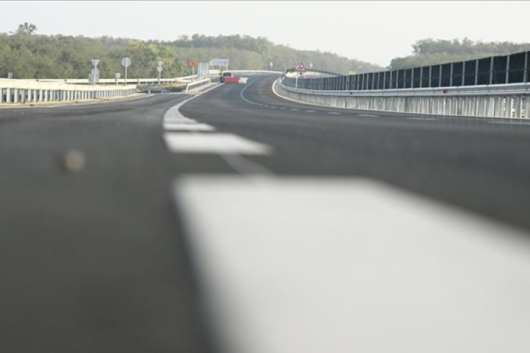 Az ország leghosszabb gumibitumenes útszakasza lett az új 83-as!