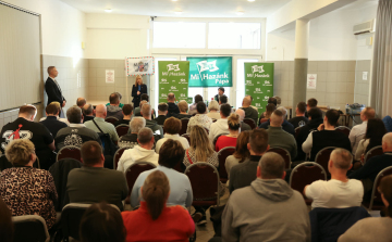 Pápán kezdte meg országjárását Dúró Dóra