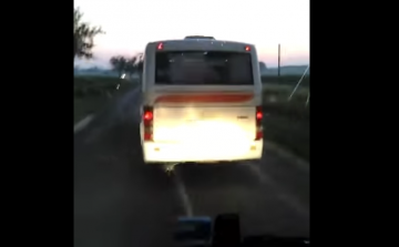 Versenyzett egymással két autóbusz a 83-ason - Videó
