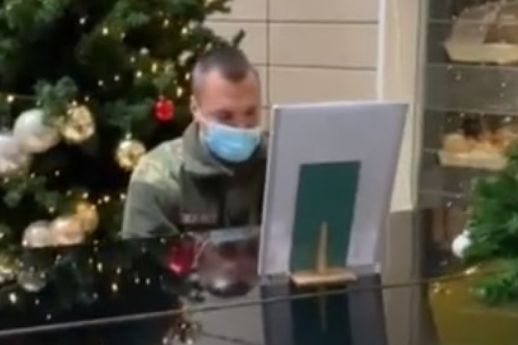 A pápai katona gyönyörű zongorajátékával csempészett ünnepi hangulatot a győri kórházba