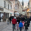 Óvodások karácsonyfa díszítése a belvárosban