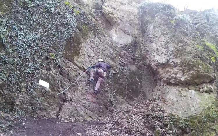 Egy hegymászó került bajba Cseszneken