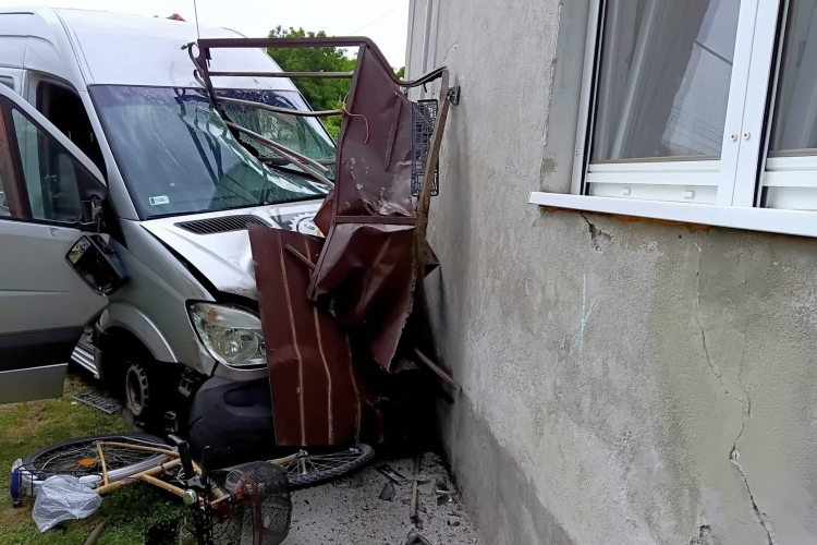 Nekihajtott egy kupi ház falának egy sörszállító autó 