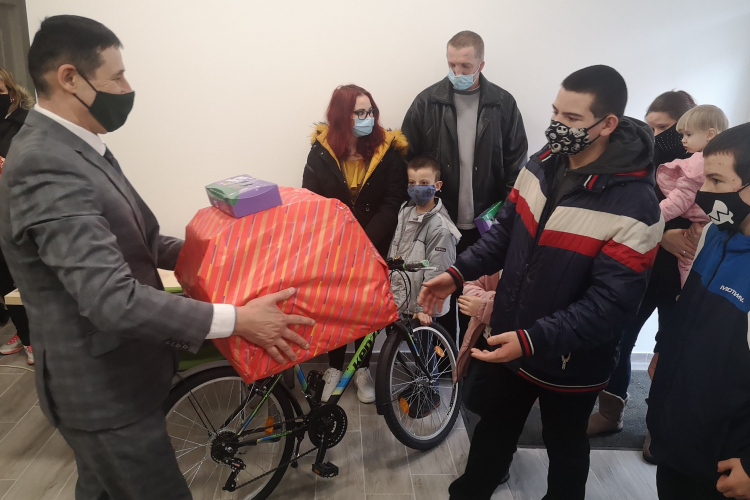 Nehéz sorsú családok karácsonyát tette idén is szebbé az OTP Ingatlanpont