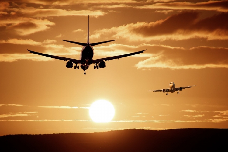 A légvonalban mért távolság alapján kell kártalanítani a késő repülőjáratok utasait 