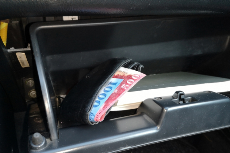 Kesztyűtartóból lopta a pénzt