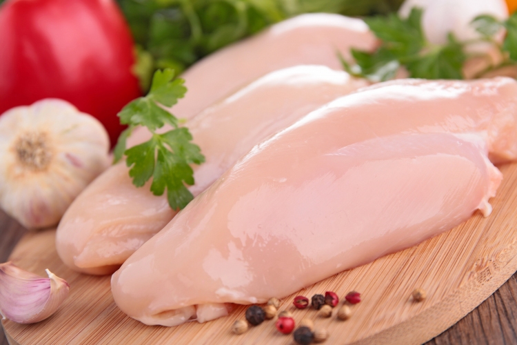 Csökkentik a baromfihús és a tojás árát az üzletláncok januártól