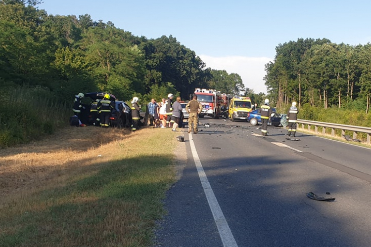 Újabb baleset a 8-ason, frontálisan ütközött két autó