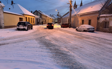 Hajnali 4 órától dolgoznak Pápa útjain, hogy reggel elindulhasson az élet
