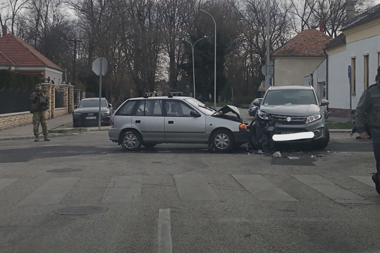 Két autó ütközött a Dózsa György utcán