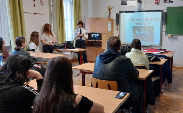 Pályaorientációs nyílt napra látogattak a pápai rendőrök