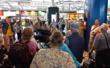 Nem mindennapi helyszínen kapott fergeteges tapsot a pápai kórus