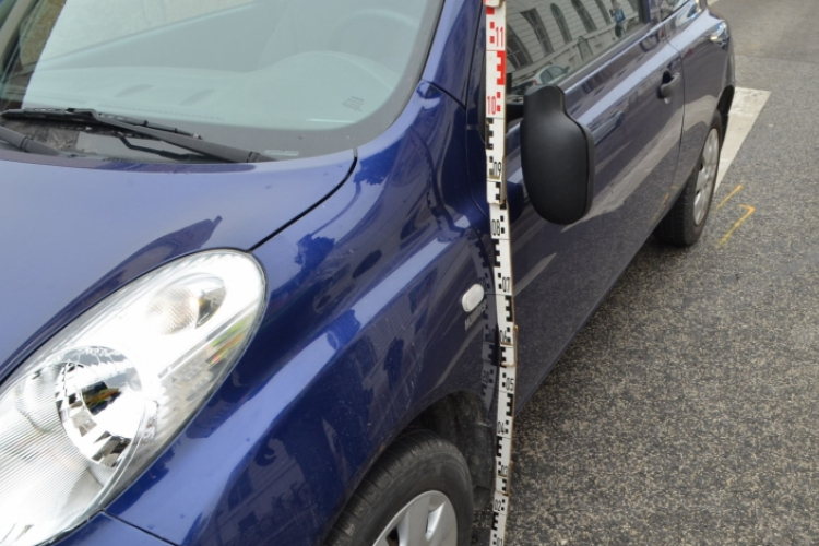 Rendőrautónak csapódott a zebrán elütött gyalogos