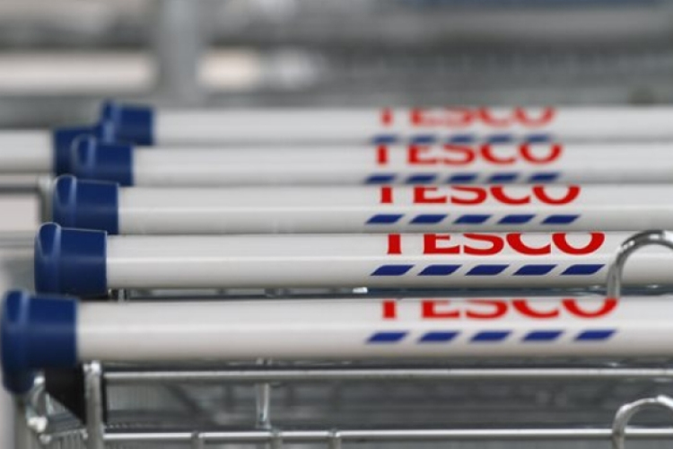 Több száz munkavállaló léphet ki a Tescótól a szakszervezeti vezető szerint