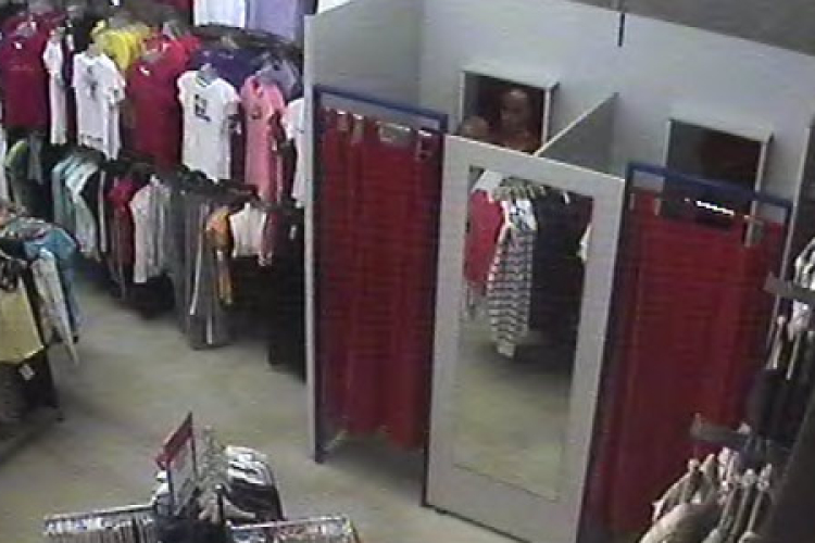 Ruhákat próbált meg ellopni az egyik pápai üzletből