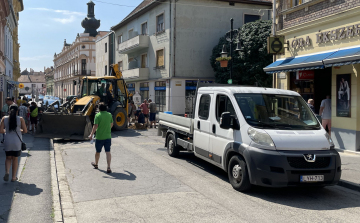 Újra munkagépek a Kossuth utcán, folytatódik a kivitelezés