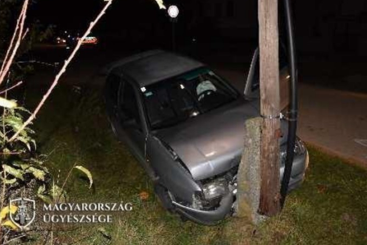 Balesetet okozott az engedély nélkül elvitt autóval, próbára bocsáthatják a 23 éves férfit