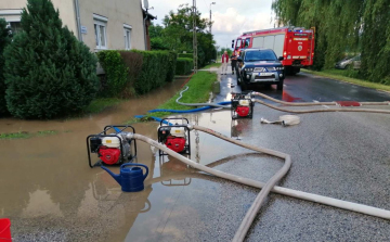 Bőven adott munkát a tűzoltóknak a vasárnapi esőzés Pápán és környékén