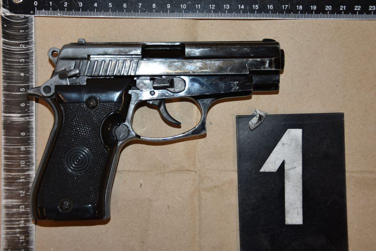 Fegyverrel a kezében kopogott be szomszédjához a férfi Pápán