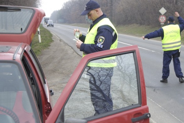 Jogsi nélkül, ittasan hajtott ki a rendőrök elé, szabálytalanul