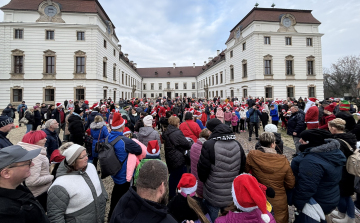 Többszáz Mikulás futott Pápán