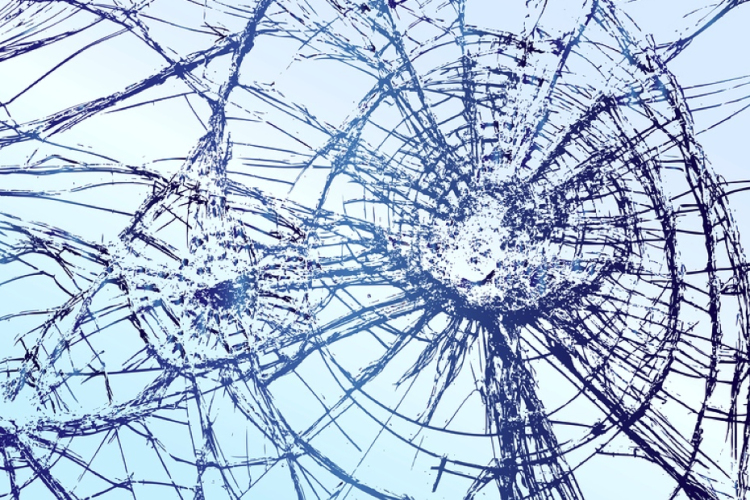 Mentőautóra támadt egy férfi Pápateszéren