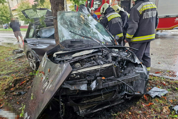 Csúnyán összetört az autó, miután fának csapódott a Kisfaludy utcában