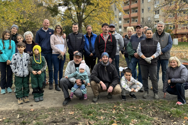 Közösségi munkában ültették be virágokkal a Kilián központját