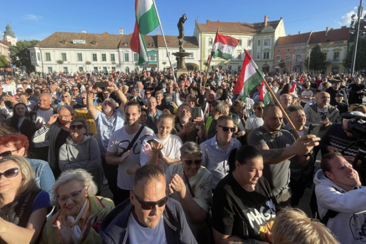 Hétfőn ismét Pápára látogat Magyar Péter