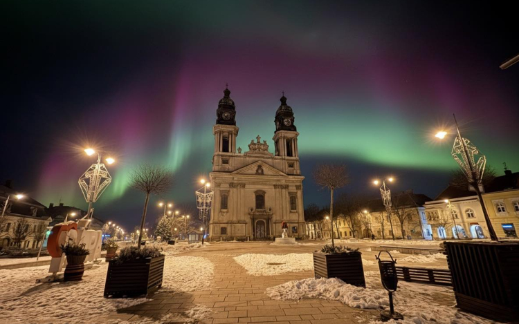 Gyönyörű a sarki fénnyel díszített pápai Fő tér!