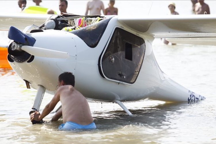 Vitorlázó repülőgép zuhant a vízbe Balatonberénynél - FOTÓK