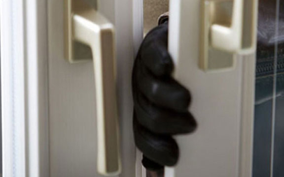 Arra ébredt a pápai házaspár, hogy egy besurranó tolvaj tartózkodik a lakásukban