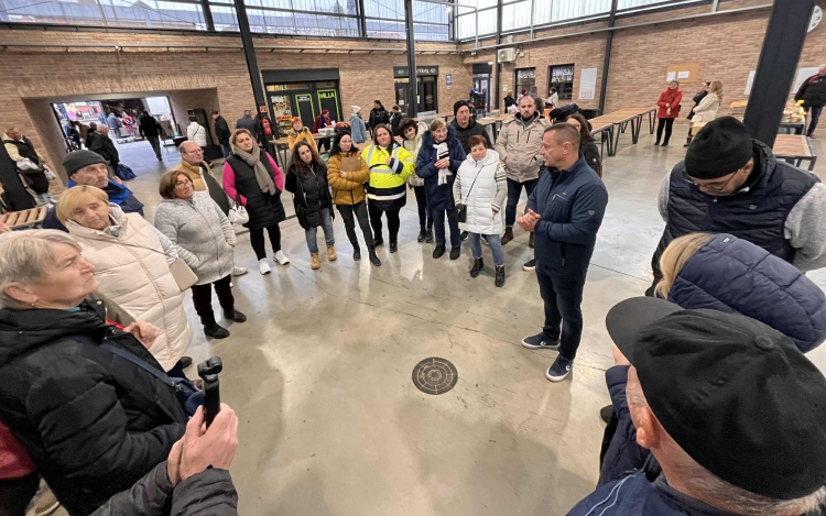 Lakossági fórum a piacon