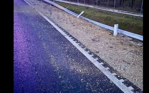 Szalagkorlátnak ütközött egy autó az új 83-ason