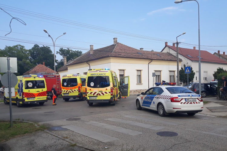 Nem adta meg az elsőbbséget a golfos, két autó karambolozott a Dózsa György úton 