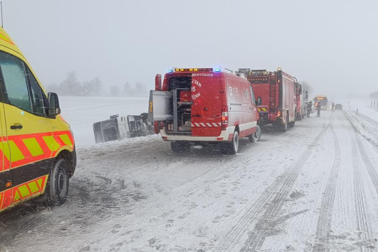 Súlyos közlekedési helyzet Nyugat-Magyarországon a havazás miatt