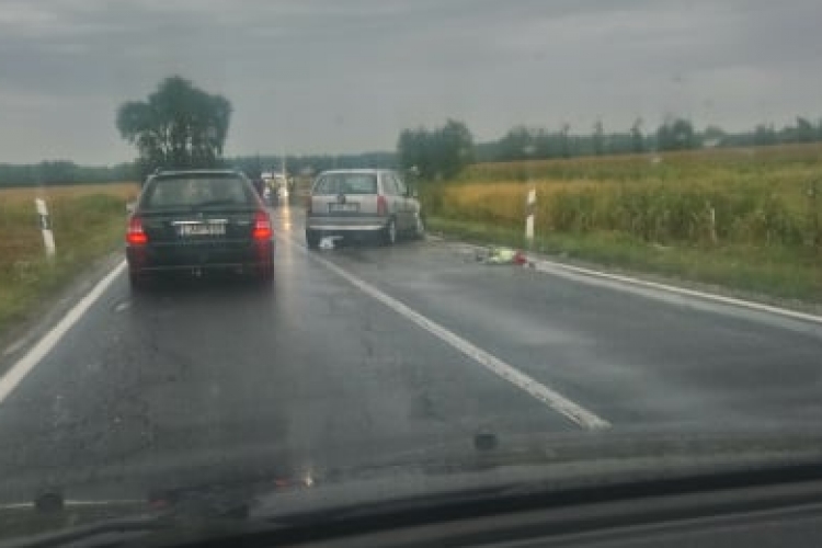 Két autó ütközött a 83-ason, teljes az útzár