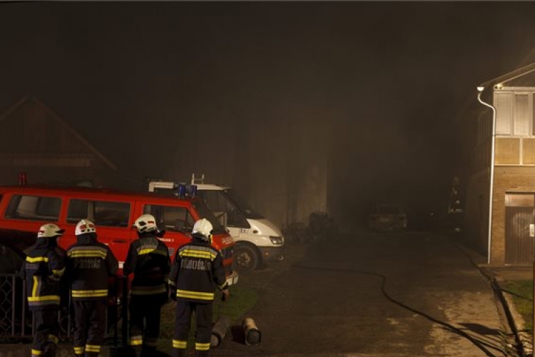 Autók, motorok égnek egy autójavító műhelyben Zalacsében