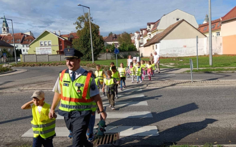 Kisiskolásokat tanítottak helyesen közlekedni a rendőrök