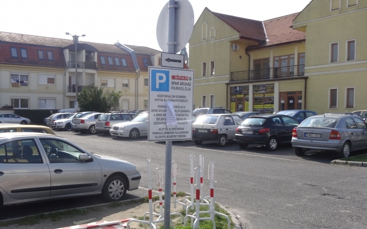 Mától Pápán is ingyenes a parkolás