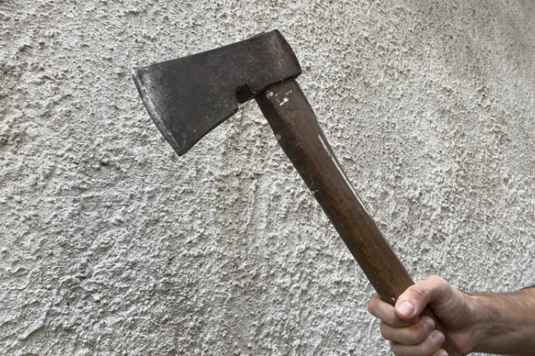 Fejszével támadt a kiskorú fiúra a vádlott a Pápa környéki faluban