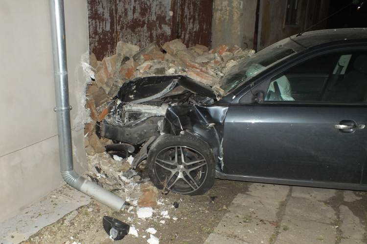 Ittasan hajtott a kerítésnek autójával, majd távozott