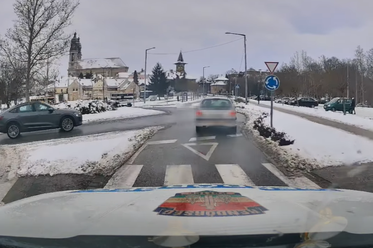 Szabálytalanul hajtott be a körforgalomba, pont a rendőrök előtt