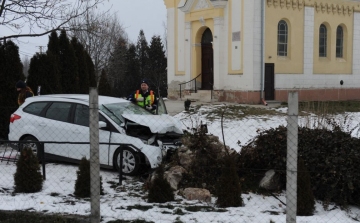 Saját gyermekeit is otthagyta az autóban a baleset okozója