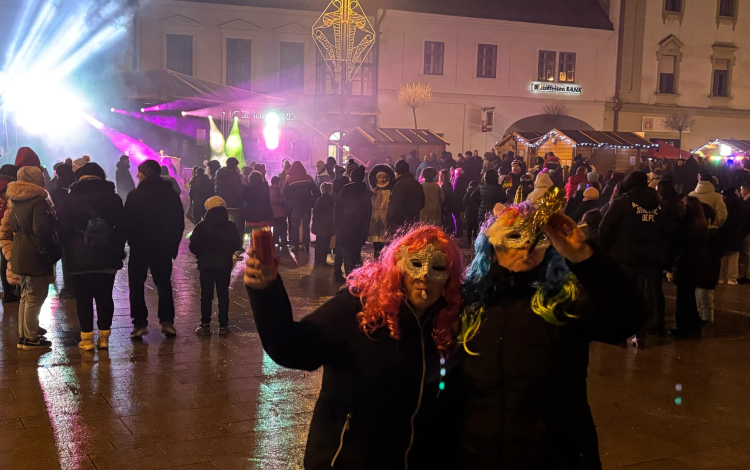 Sokan búcsúztatták az óévet a Fő téren