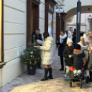Óvodások karácsonyfa díszítése a belvárosban