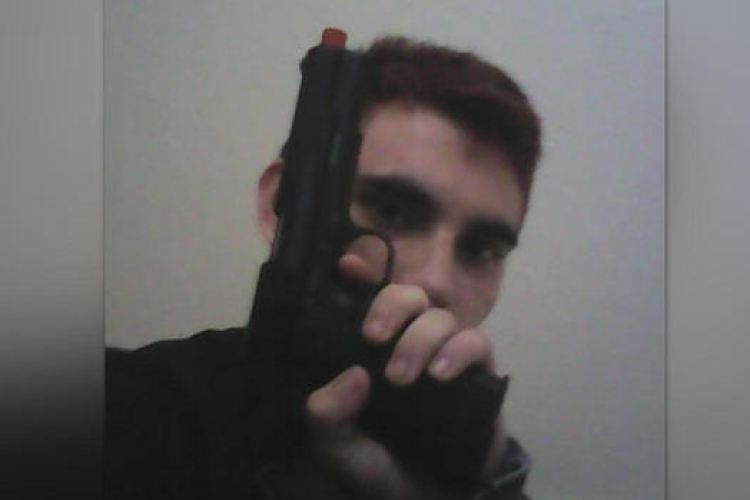 Tizenhét rendbeli, előre megfontolt gyilkosság miatt emelnek vádat a floridai ámokfutó ellen